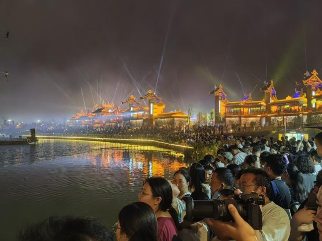 嘉鱼不夜城，越夜越精彩