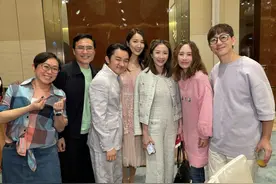 王祖蓝亲妹妹结婚心情大好，王祖红的巨型金吊坠吸睛，嫁妆近千万图片