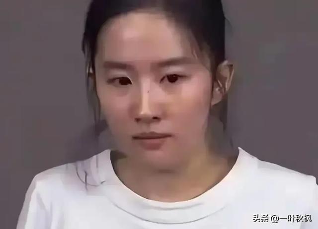 刘亦菲素颜出镜，与路人无差别，网友：这才是真实状态