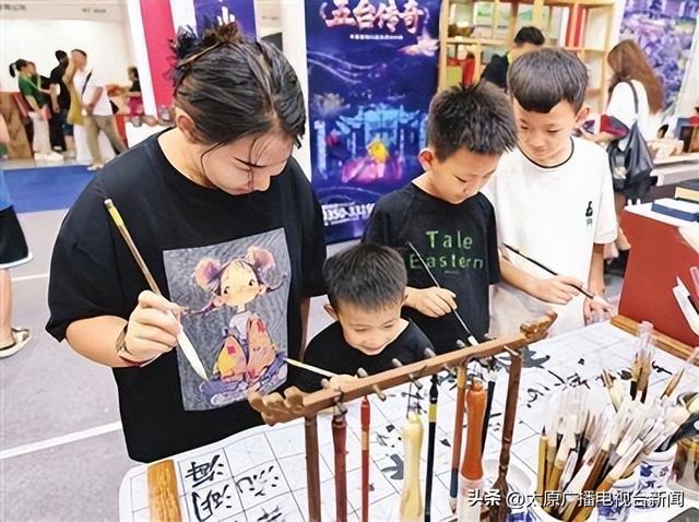 太原：市民周末逛展 尽享文博盛宴