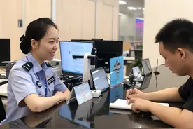 国庆假期，武汉公安户籍窗口“不打烊”图片