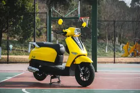 高颜值，125复古踏板搅局者出现，低配售价六千档图片