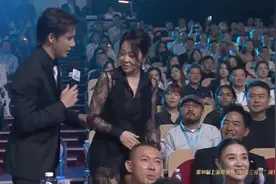 闫妮白玉兰奖现场“微醺式发言”：“你的丈母娘获奖你高兴吗？”图片