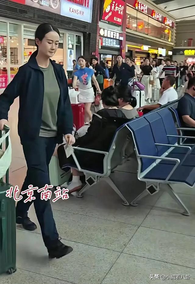 车站遇见参加完九三阅兵的女民兵，脱下迷彩服换上便装，个高时尚