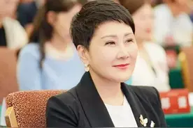 张凯丽当选文艺志愿者协会副主席，三十年公益路，德艺双馨的演员图片