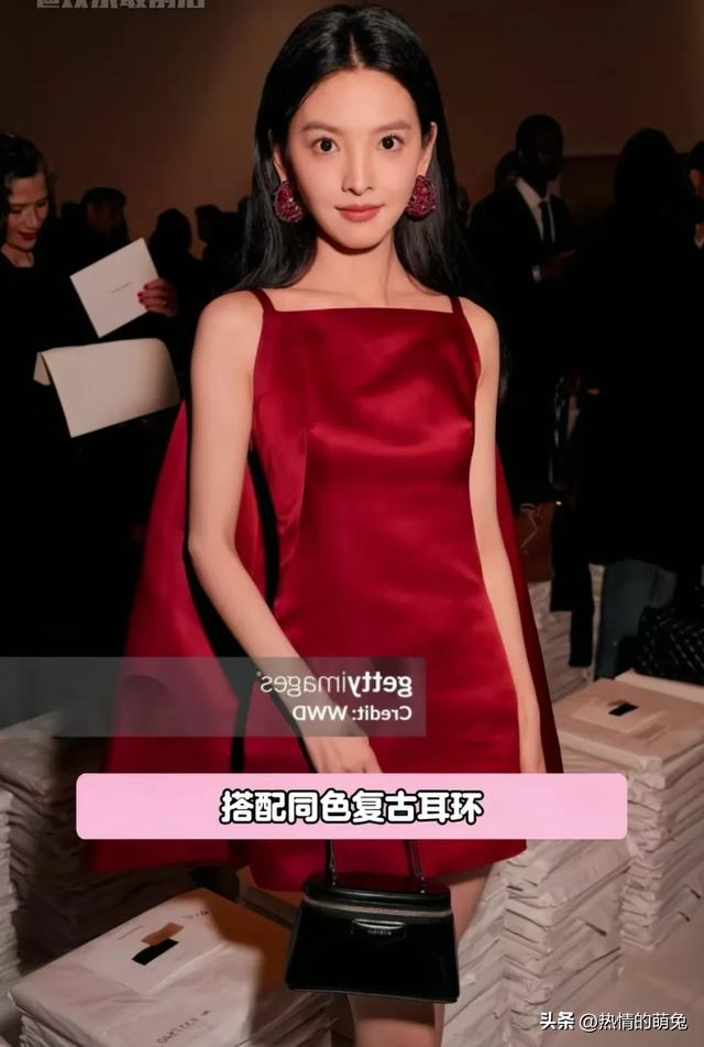 范丞丞终于如愿了 28岁章若楠斗篷红裙闪耀巴黎 美的太突出了