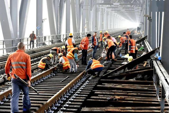 火车铁轨都换成混凝土枕木了，为何武汉长江大桥还在用木质轨枕？