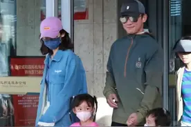 郑恺苗苗一家四口合体！一双儿女正面照首曝光，表情呆萌颜值很高图片