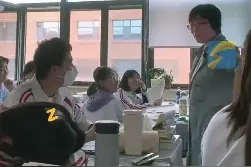 毕业生穿校服藏教室给班主任送惊喜图片