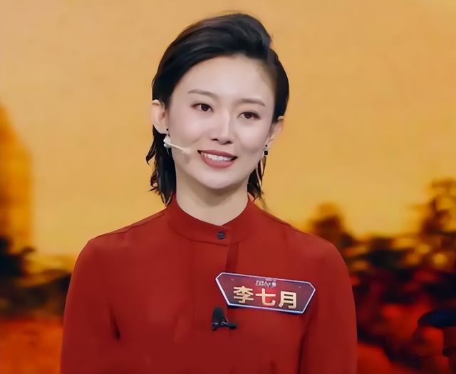 央视主持人李七月，不再被重用，38岁的她已经找到了自己的路