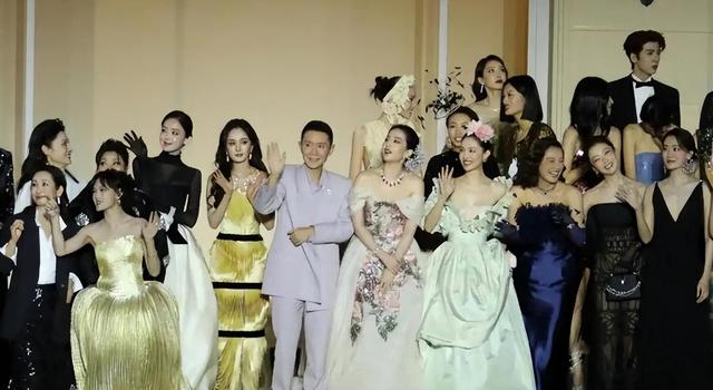 活动现场堪称混乱，杨幂刘亦菲表现截然不同，一人抢C位受到反噬