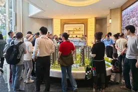 都想看看好房子好在哪！五一假期，新盘示范区全是看热闹的人图片