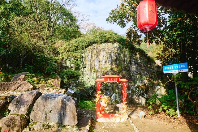 黄山翡翠谷秋韵，溪水映红叶，藏在山水间，一步一景皆是诗情画意