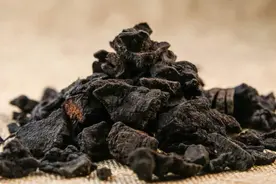 53岁阿姨坚持用何首乌煮水洗头，坚持一年后，白头发有改善吗？图片