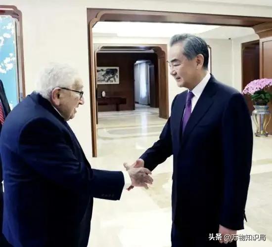 “外交男神”王毅年轻旧照，与妻子罕见同框，岳父曾是周总理秘书