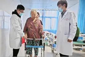 92岁老人绊倒骨折，医生成功手术“闯关”图片