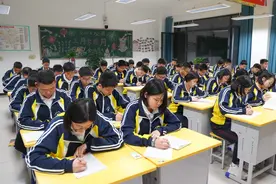 “零抬头率”晚自习，无声的奋斗与温柔的陪伴，原来可以这么暖！图片