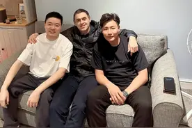 2-4！斯诺克爆出冷门，丁俊晖再遭打击，输球后和奥沙利文吃火锅图片