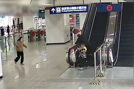 爷爷地铁站乘扶梯险摔倒，5岁孙子大声呼救唤来一群好心人图片