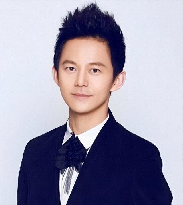 世上没后悔药？无妻无子	、与保姆相伴的何炅，走上了另外一条道路