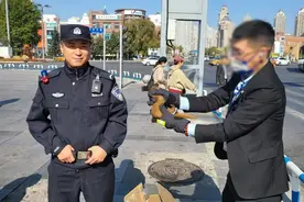 黄鼬受伤躺在人行道上，民警暖心救助图片