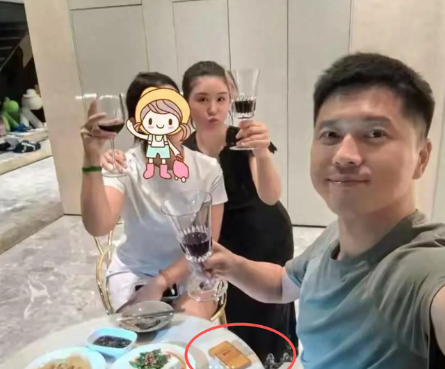 王雷李小萌北京豪宅庆生，吃仨菜被嘲小气，却因桌上的一盒烟圈粉