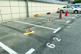 南京江宁一小区车位长期被地锁侵占 社区回应图片