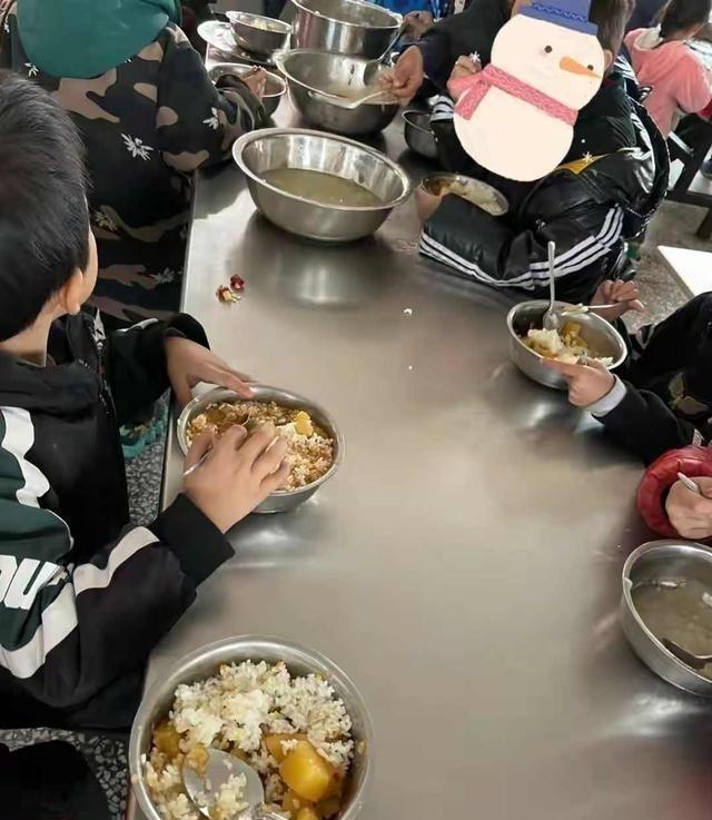 校外配餐卷铺盖，北京2027年全换自营	，校长赔奖金也要孩子吃饱