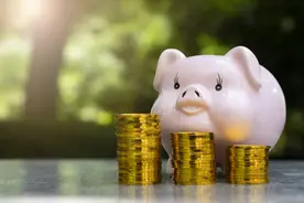 我发现了一个糟心的现象：存钱越多的人，越吝啬图片