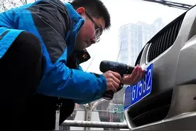 行风帮你问丨市民咨询更新新能源汽车后旧车牌怎么办？图片