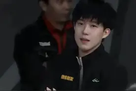 记者采访王楚钦忘开美颜，真实颜值暴露遭嫌弃，饭圈追星太可怕图片