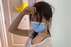 女友的闺蜜来我家躲雨，可这雨都停半天了，她还没有要走的意思图片