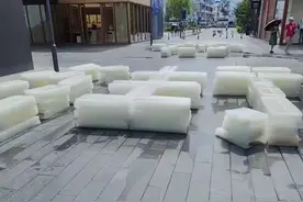 苏州商街摆巨型冰块降温？网友:这不是环保，而是浪费资源!图片