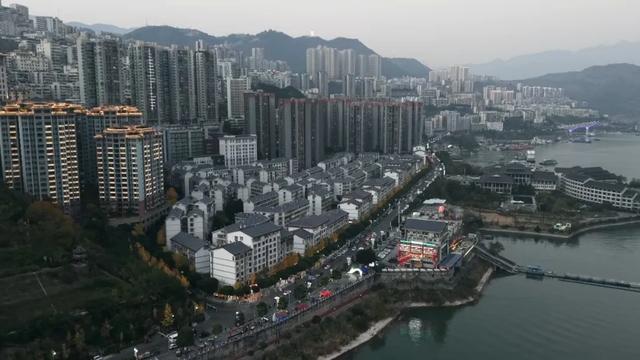 长江边上最魔幻的山城，重庆市区出发2小时直达，烤鱼火了六千年