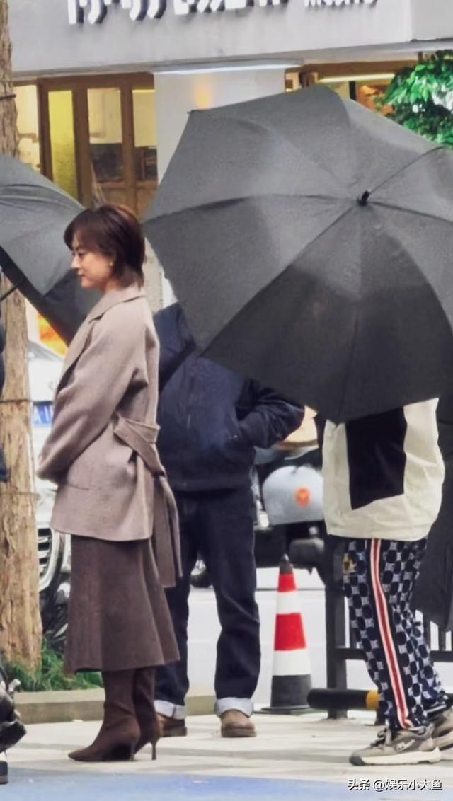 孙俪无锡拍戏被偶遇，身穿毛呢大衣新发型好洋气，本人又瘦又美！