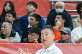 CBA名帅刘维伟被妻子发文控诉出轨，当着女儿面与第三者亲密图片