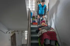 从六楼下来只要10分钟！爬楼机帮忙，“悬空老人”上下楼梯有解啦图片