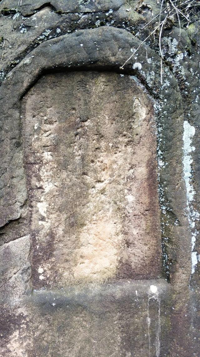 重庆荒效野岭发现大量石碑，碑身高大雕工精美，每块都有百年历史