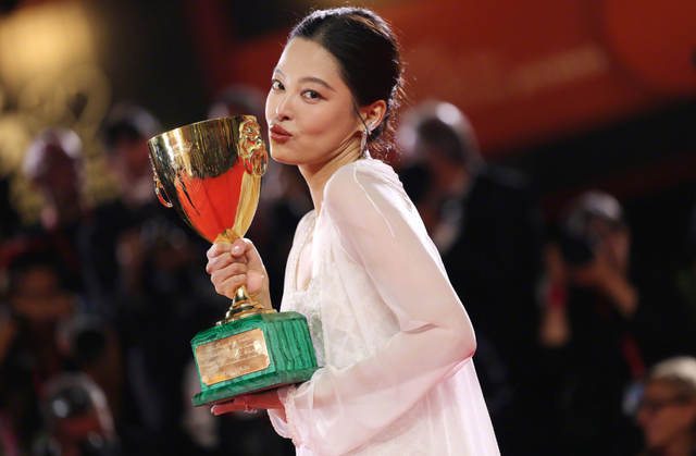 这个“不好惹”的女人，终于赢了｜想“红”的辛芷蕾