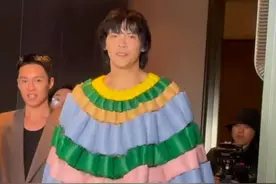 40岁向佐到杭州商演，穿奇装异服，像巨大的鸡蛋饼，丑得一言难尽图片