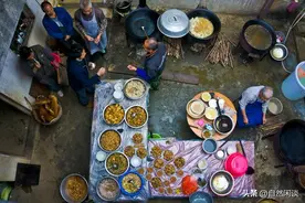 大山里的留守妇女——吃席（14）图片