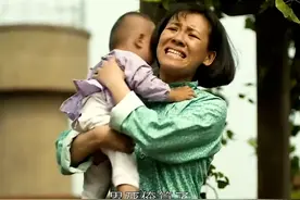 大学生“小姨小姑”放假回家后，变成了带娃的“德华”图片