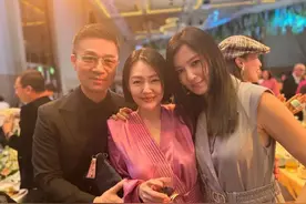 小S带老公现身萧敬腾婚礼 现场举红酒唱歌好欢乐图片