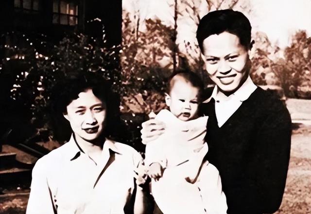 演都不演了！杨振宁去世仅7天，恶心的一幕出现，结局大快人心