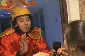 笑不活了！成都外卖小哥扮财神送餐被宠坏了，我今天都吃了八顿了图片
