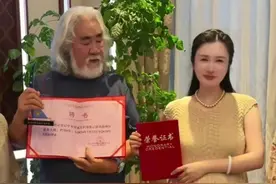 张纪中和怀四胎孕晚期的夫人被连云港政府聘任为慈善协会公益大使图片