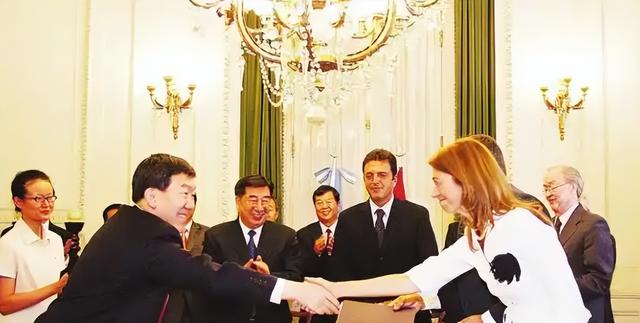 阿根廷大豆关税一夜归零！10艘中国货船掉头抢粮，全用人民币结算