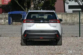 丰田终于厚道了！17万多降到12.98万，2.0L+双叉臂，月销10401台图片