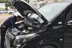 大渡口交巡警多措并举应对节后车驾管业务高峰图片