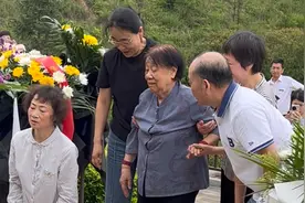 袁隆平逝世4周年，夫人邓则在亲友搀扶下祭扫墓园图片